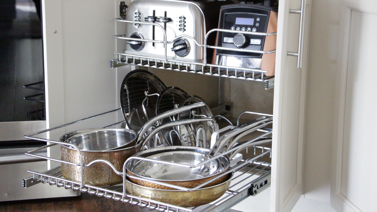 HOW TO ORGANIZE POTS AND PANS